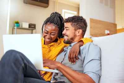 Baby Decision Confidence Workshop - young couple laughing while using laptop